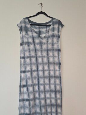 Velvet by Graham & Spencer maxi dress in green tie dye Size M